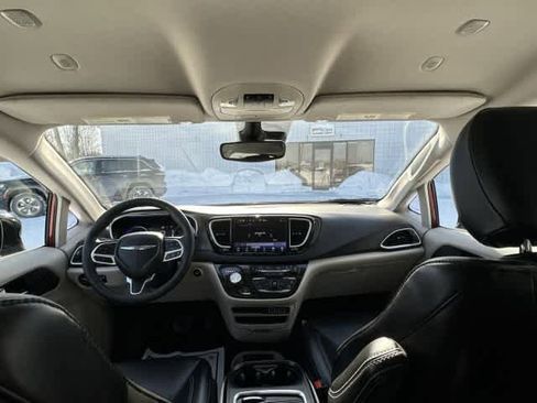 Used 2024 Chrysler Pacifica Touring-L FWD image 17
