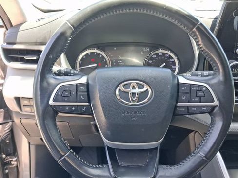 Used 2022 Toyota Highlander XLE FWD image 16