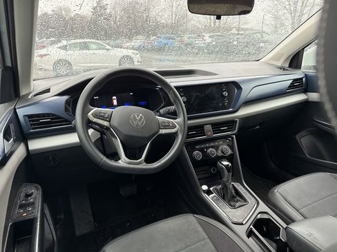 Used 2023 Volkswagen Taos SE w/ Panoramic Sunroof Package image 13