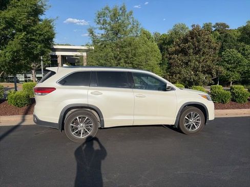 Used 2018 Toyota Highlander XLE AWD/4WD image 4