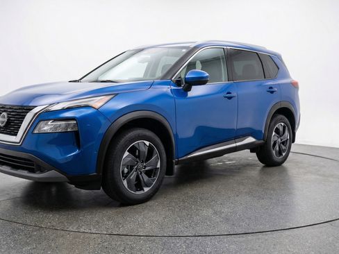 Used 2025 Nissan Rogue SV FWD image 3