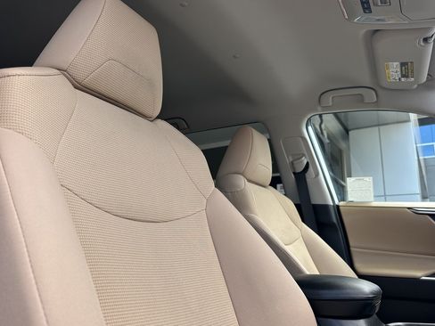 Certified 2021 Toyota RAV4 LE AWD/4WD image 17