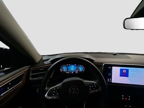 Used 2024 Volkswagen Atlas SE w/ Panoramic Sunroof Package FWD image 7