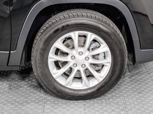 Used 2020 Jeep Cherokee Latitude AWD/4WD image 28