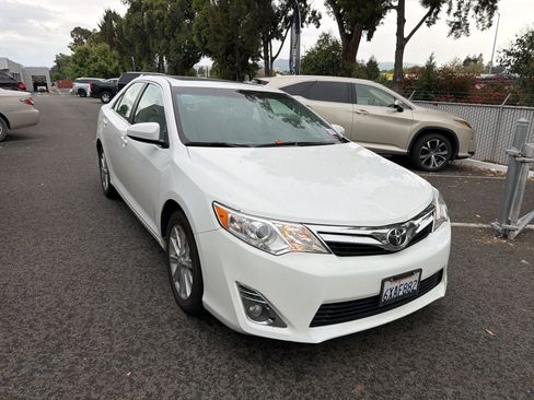 Used 2012 Toyota Camry XLE w/ Convenience Pkg image 2