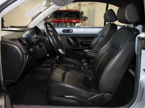 Used 2010 Volkswagen Beetle Convertible FWD image 8
