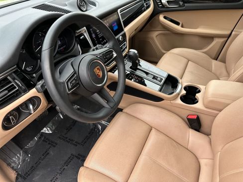 Certified 2025 Porsche Macan image 4