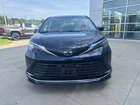 Used 2024 Toyota Sienna XLE w/ XLE Plus Package AWD/4WD image 2