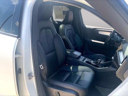 Used 2022 Volvo XC40 T5 Momentum AWD/4WD image 9
