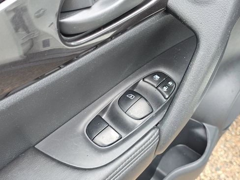 Used 2019 Nissan Rogue S FWD image 12
