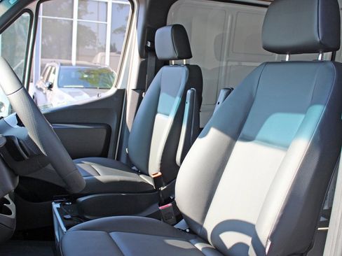 Used 2025 Mercedes-Benz Sprinter 2500 image 10