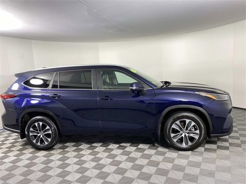 Used 2023 Toyota Highlander XLE image 10