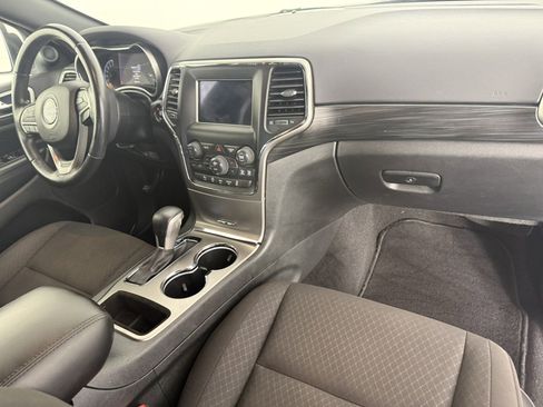 Used 2019 Jeep Grand Cherokee Laredo AWD/4WD image 11