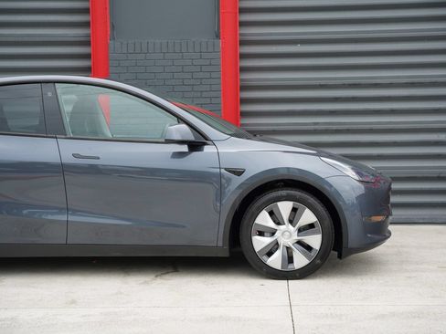 Used 2023 Tesla Model Y AWD image 6