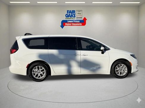Used 2022 Chrysler Voyager LX image 7