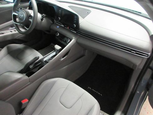 Used 2023 Hyundai Elantra SEL w/ Preferred Accessory Package image 18