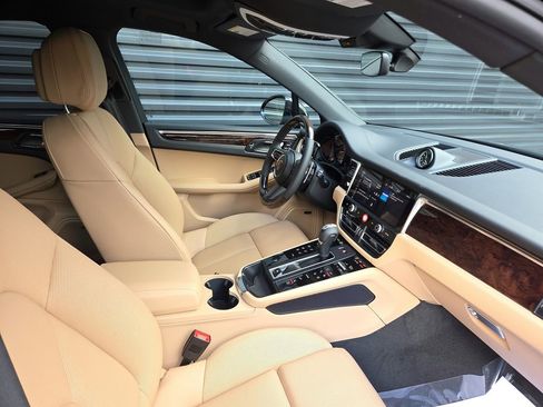 Certified 2026 Porsche Macan image 18