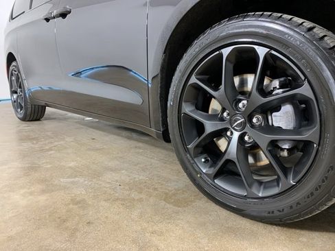 Used 2024 Chrysler Pacifica Touring-L w/ Uconnect Theater Family Group image 6