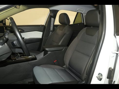 Used 2025 Chevrolet Trax LT w/ LT Convenience Package FWD image 14