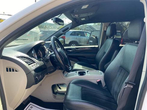 Used 2018 Dodge Grand Caravan SXT image 9