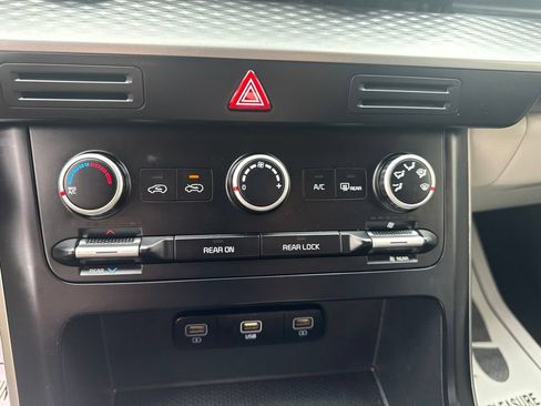 Used 2022 Kia Carnival LX FWD image 15