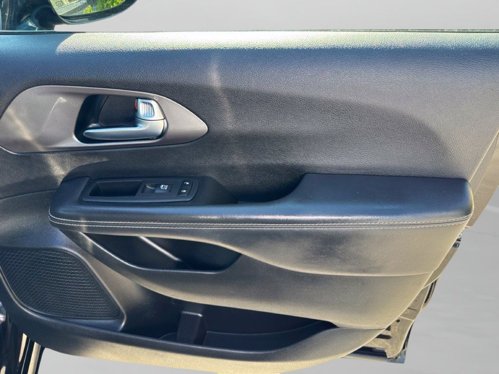 Used 2025 Chrysler Pacifica Select FWD image 29