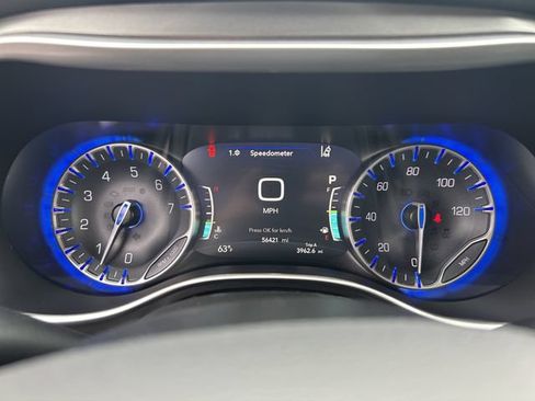 Used 2023 Chrysler Pacifica Touring-L FWD image 16