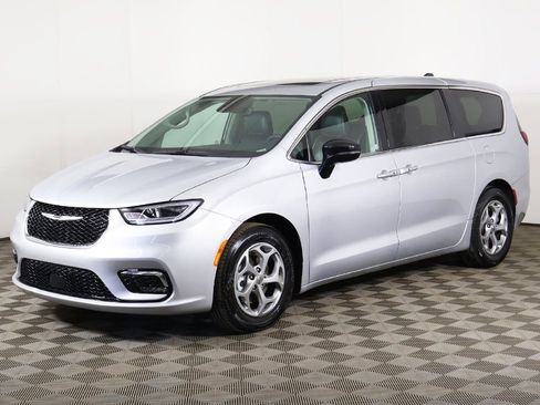 Used 2024 Chrysler Pacifica Limited FWD image 13