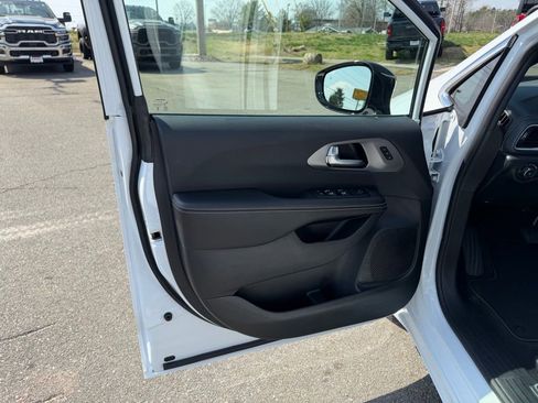 New 2026 Chrysler Pacifica Select FWD image 13