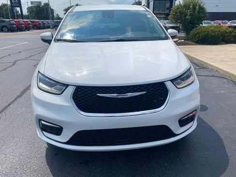 Used 2023 Chrysler Pacifica Touring-L FWD image 3