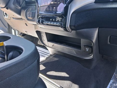 Used 2026 RAM 2500 Laramie AWD/4WD image 18