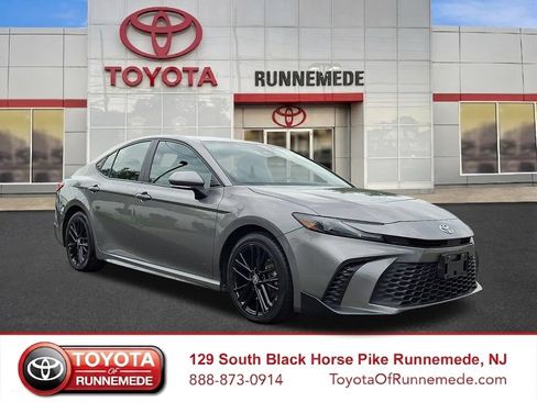 Used 2025 Toyota Camry SE FWD image 1