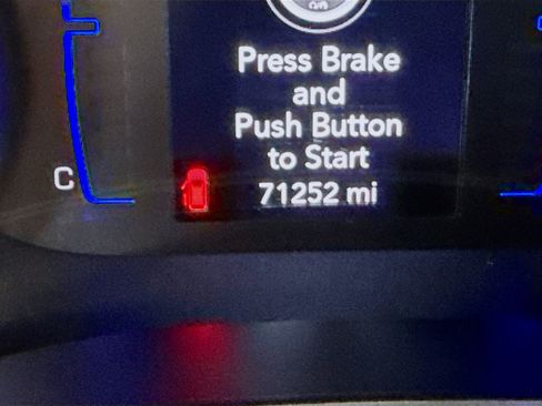 Used 2022 Chrysler Voyager LX image 16