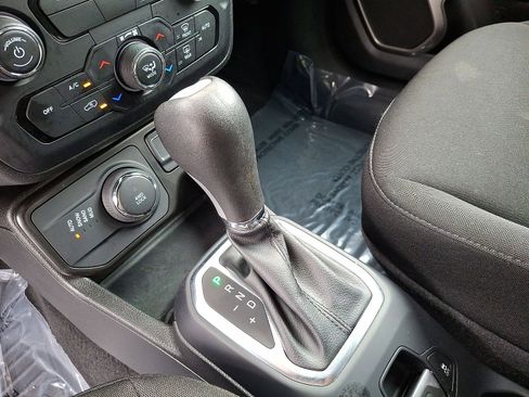 Used 2023 Jeep Renegade Latitude AWD/4WD image 12