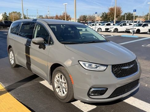 Used 2023 Chrysler Pacifica Touring-L image 3