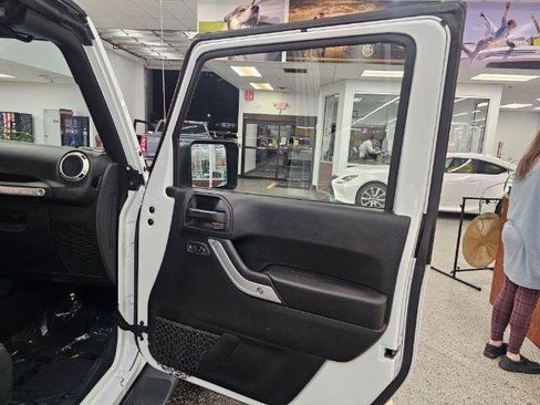 Used 2018 Jeep Wrangler Unlimited Sahara w/ Connectivity Group AWD/4WD image 32