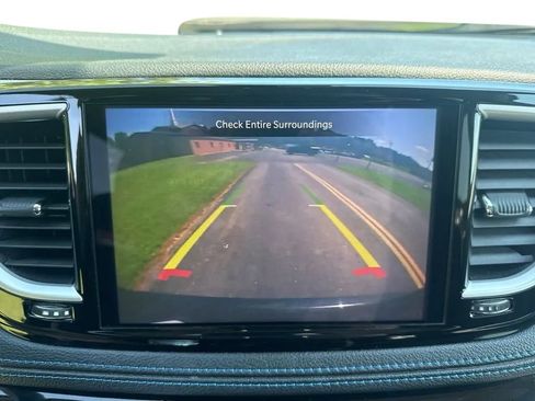 Used 2021 Chrysler Pacifica Touring-L FWD image 22