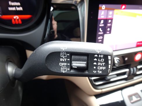 Used 2024 Porsche Macan image 37