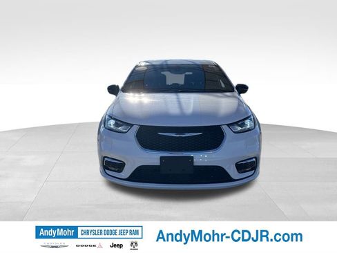 Used 2025 Chrysler Pacifica Select FWD image 2