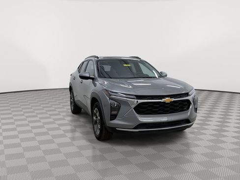 Used 2025 Chevrolet Trax LT w/ LT Convenience Package image 2