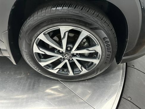 Used 2025 Toyota Corolla Cross XLE FWD image 9