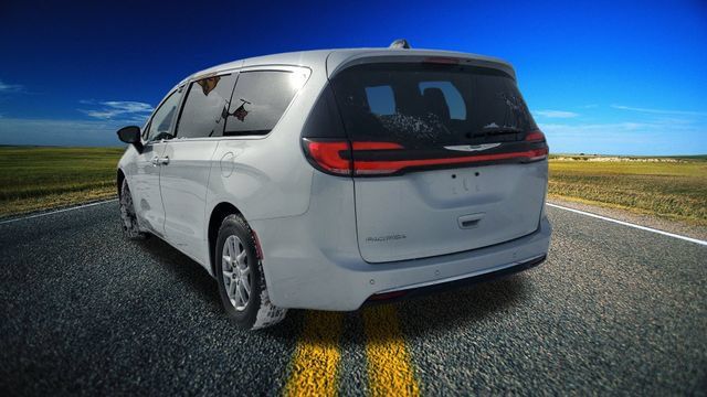 Used 2024 Chrysler Pacifica Touring-L FWD image 28