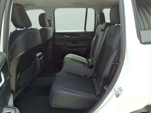 Used 2023 Jeep Grand Cherokee Laredo AWD/4WD image 22