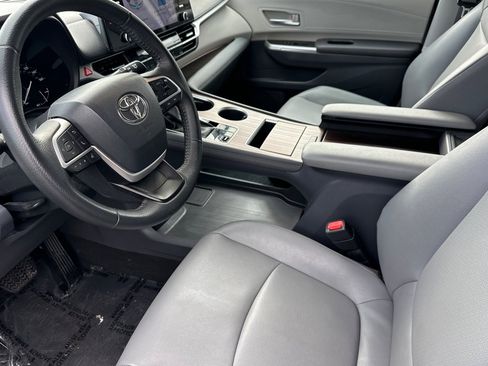 Used 2023 Toyota Sienna XLE image 10