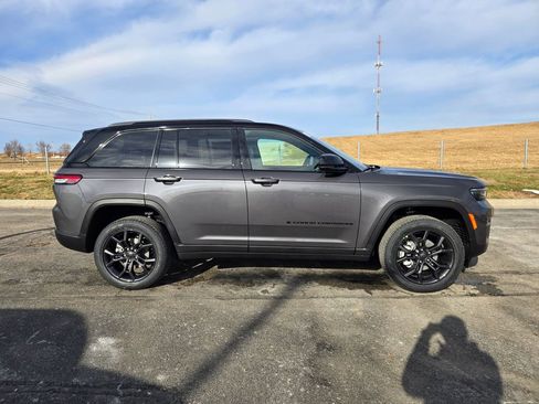 New 2025 Jeep Grand Cherokee Limited image 2