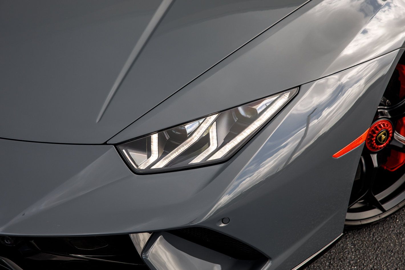 Used 2018 Lamborghini Huracan Performante AWD/4WD image 3