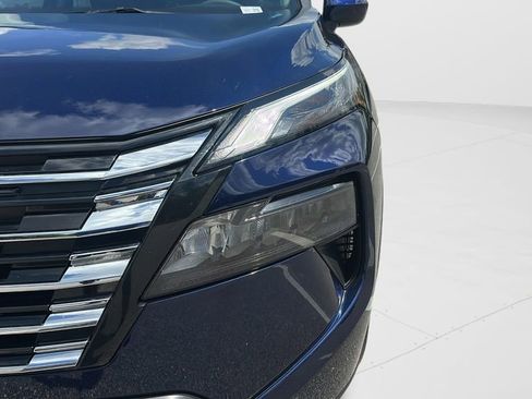 Used 2025 Nissan Rogue SV w/ SV Premium Package image 10