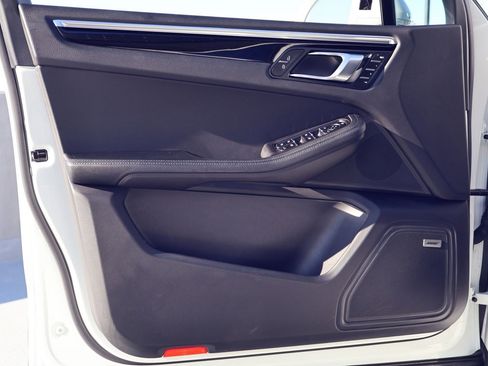 Certified 2025 Porsche Macan image 13