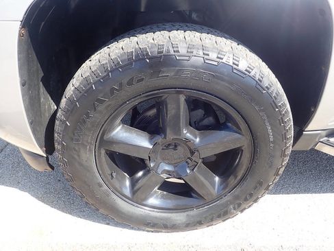 Used 2007 Chevrolet Avalanche LT w/ LT Preferred Equipment Group AWD/4WD image 16