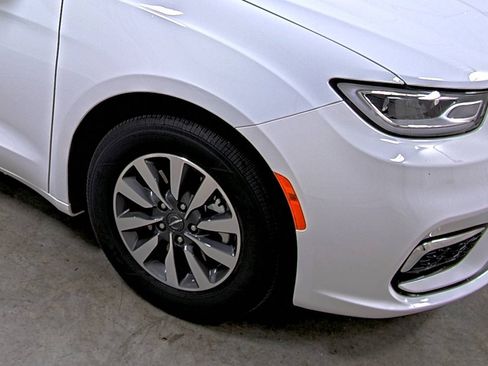 Used 2024 Chrysler Pacifica Select image 14